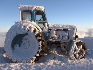 po-bezdorozhyu-zimoi-na-traktore-podbork